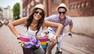 žena sa muškarcem na biciklima